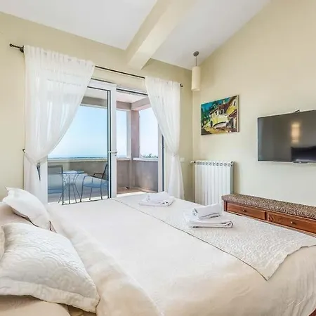 Sterpazzi Sleeps 8 Pool Air Con Wifi