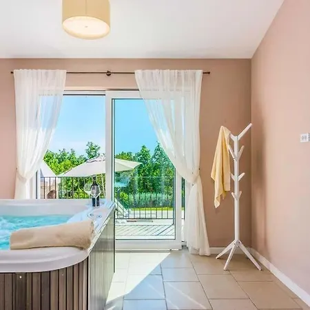 Sterpazzi Sleeps 8 Pool Air Con Wifi *